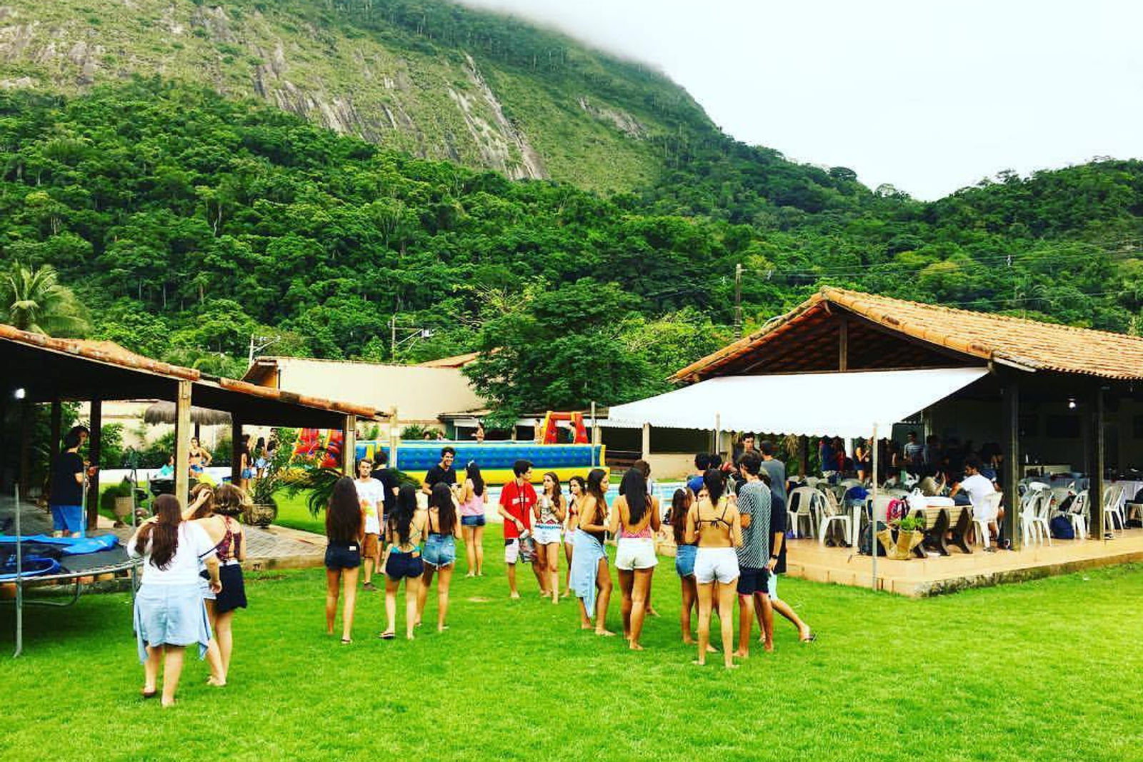 Estrutura da Mansão Niterói 6 — casa de festas em Niterói com piscina e área verde