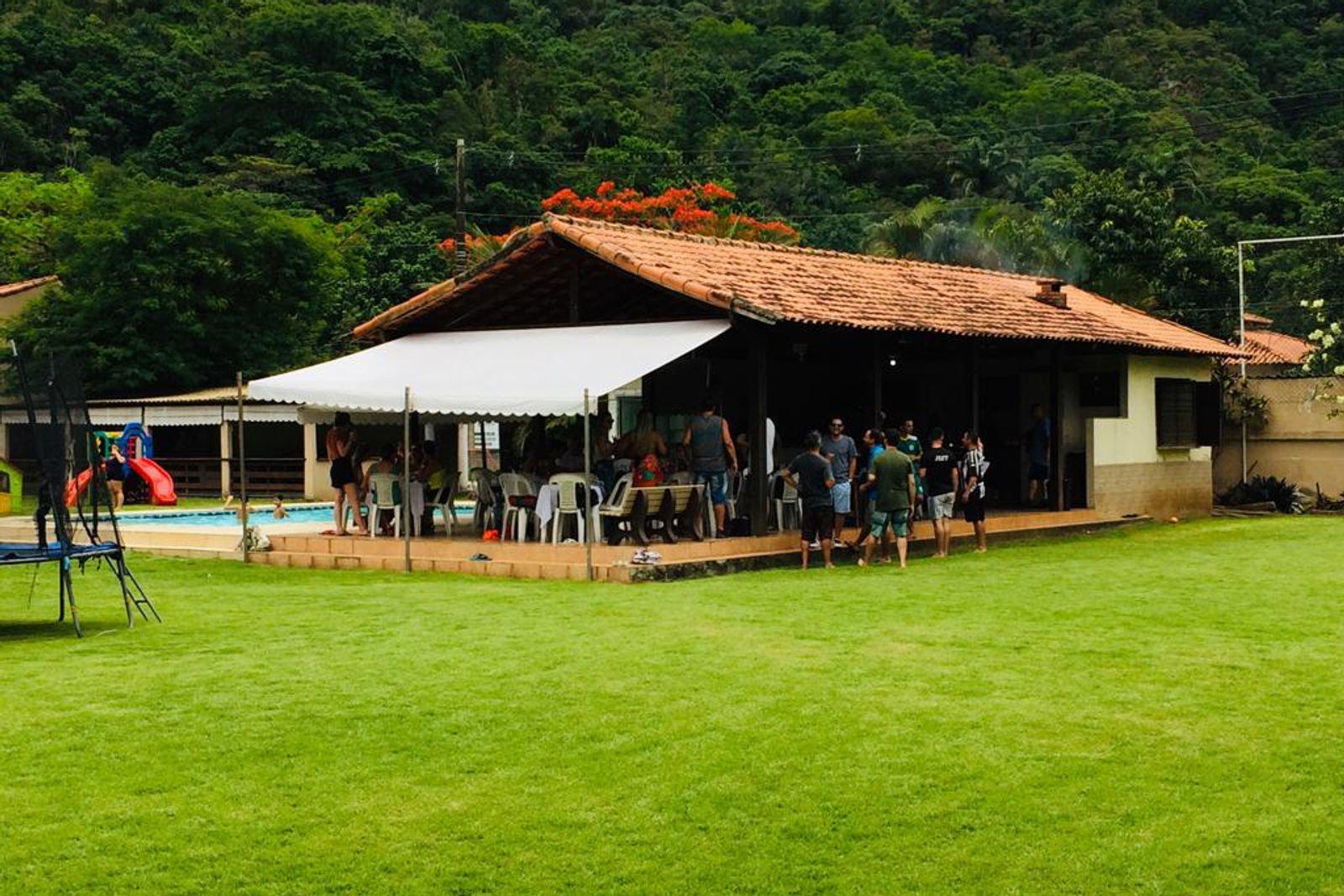 Estrutura da Mansão Niterói 11 — casa de festas em Niterói com piscina e área verde