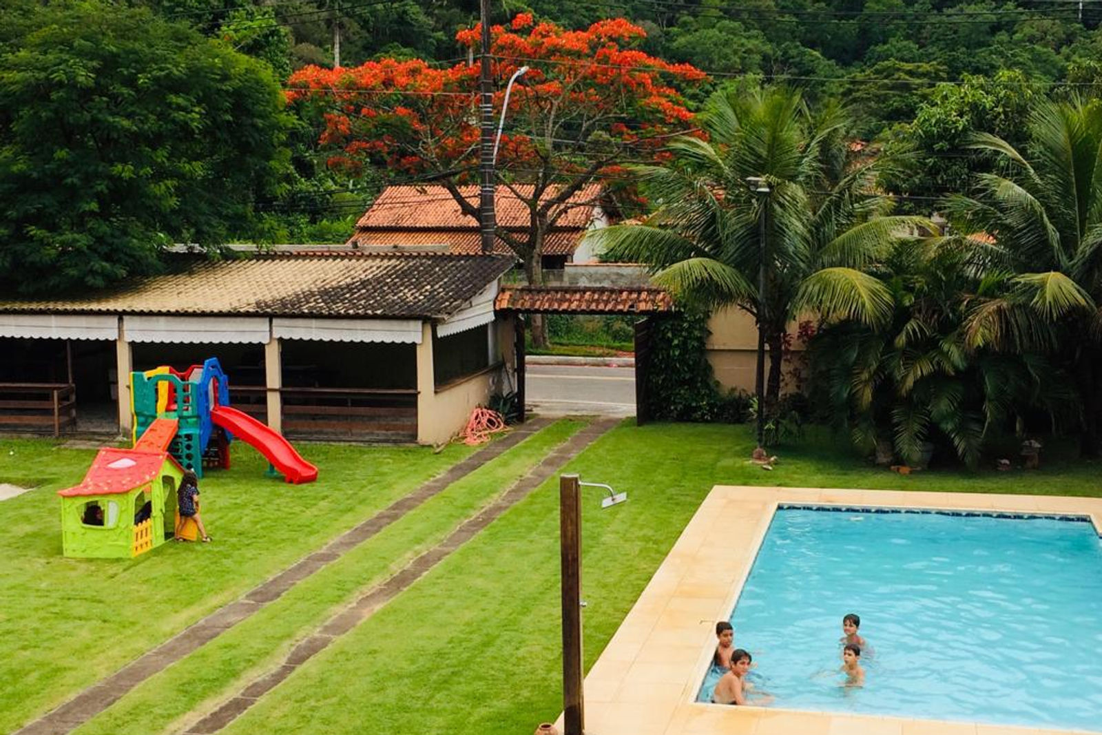 Estrutura da Mansão Niterói 1 — casa de festas em Niterói com piscina e área verde