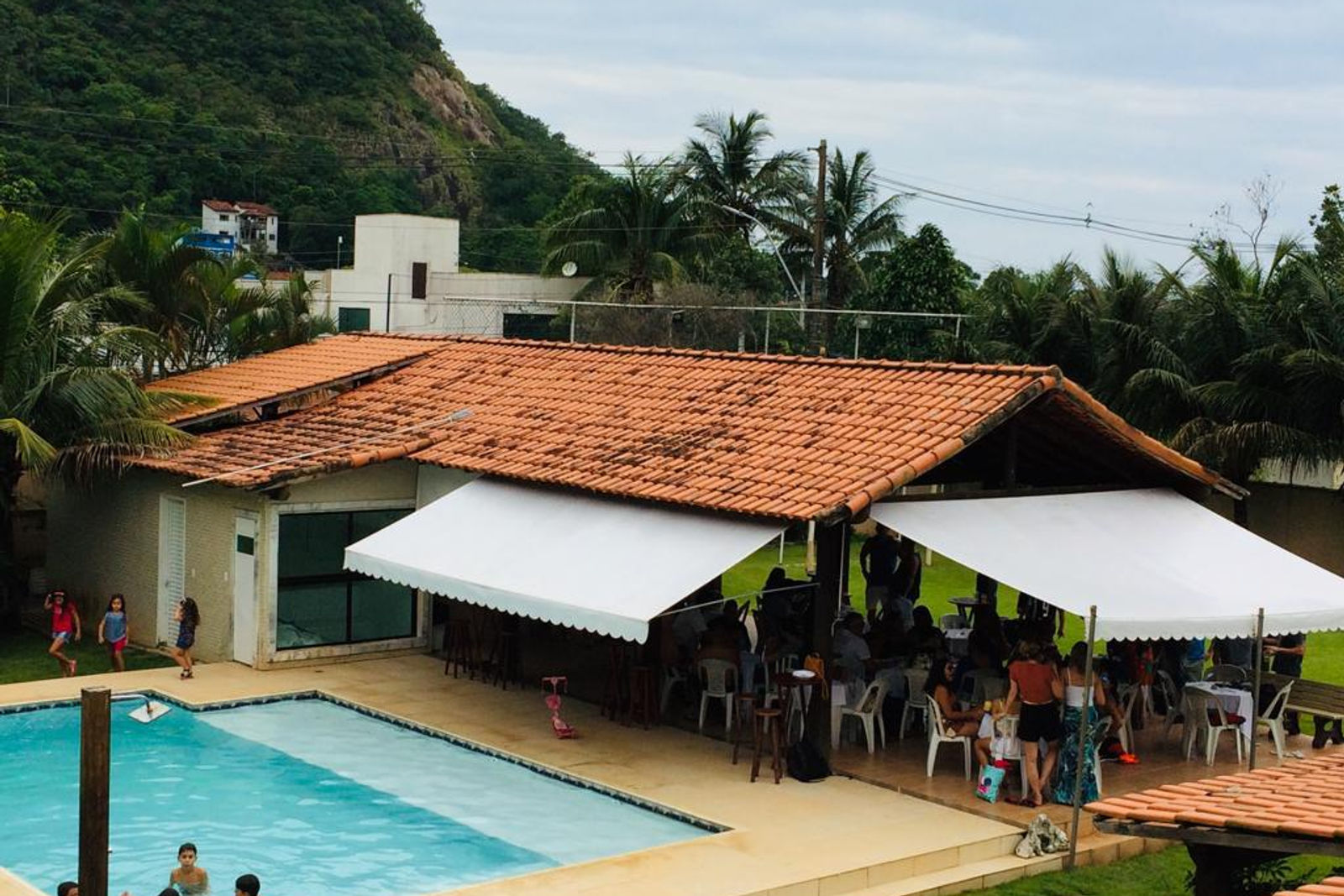 Estrutura da Mansão Niterói 10 — casa de festas em Niterói com piscina e área verde