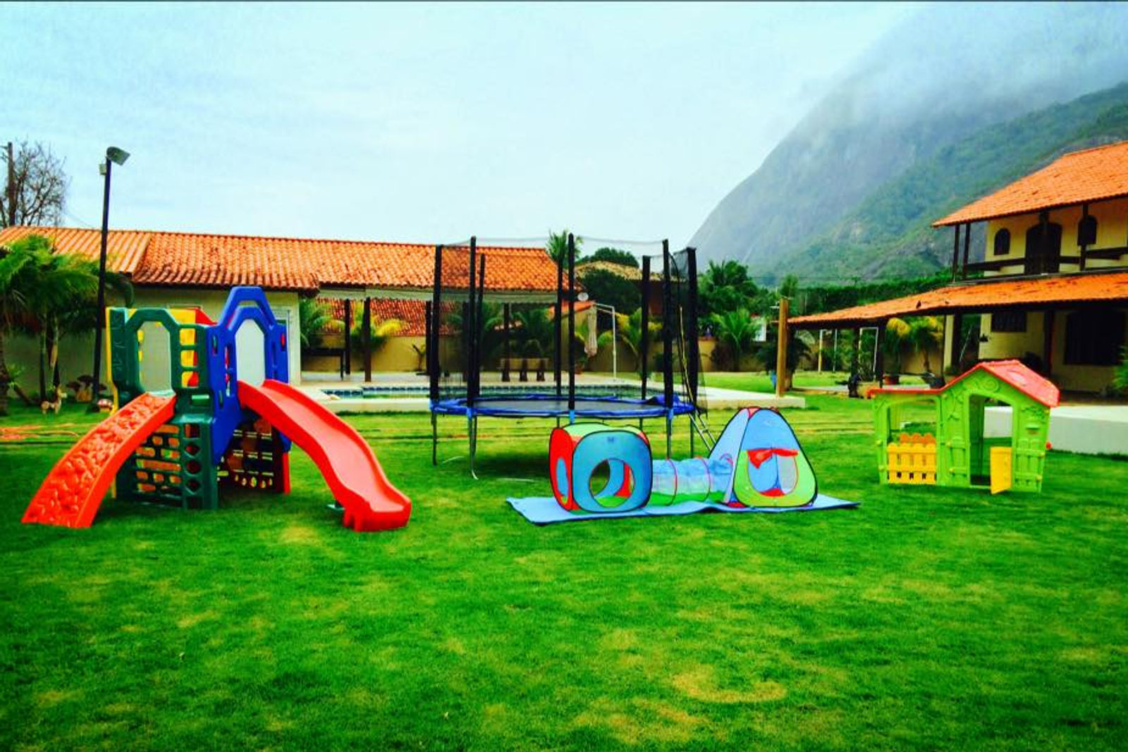 Estrutura da Mansão Niterói 4 — casa de festas em Niterói com piscina e área verde
