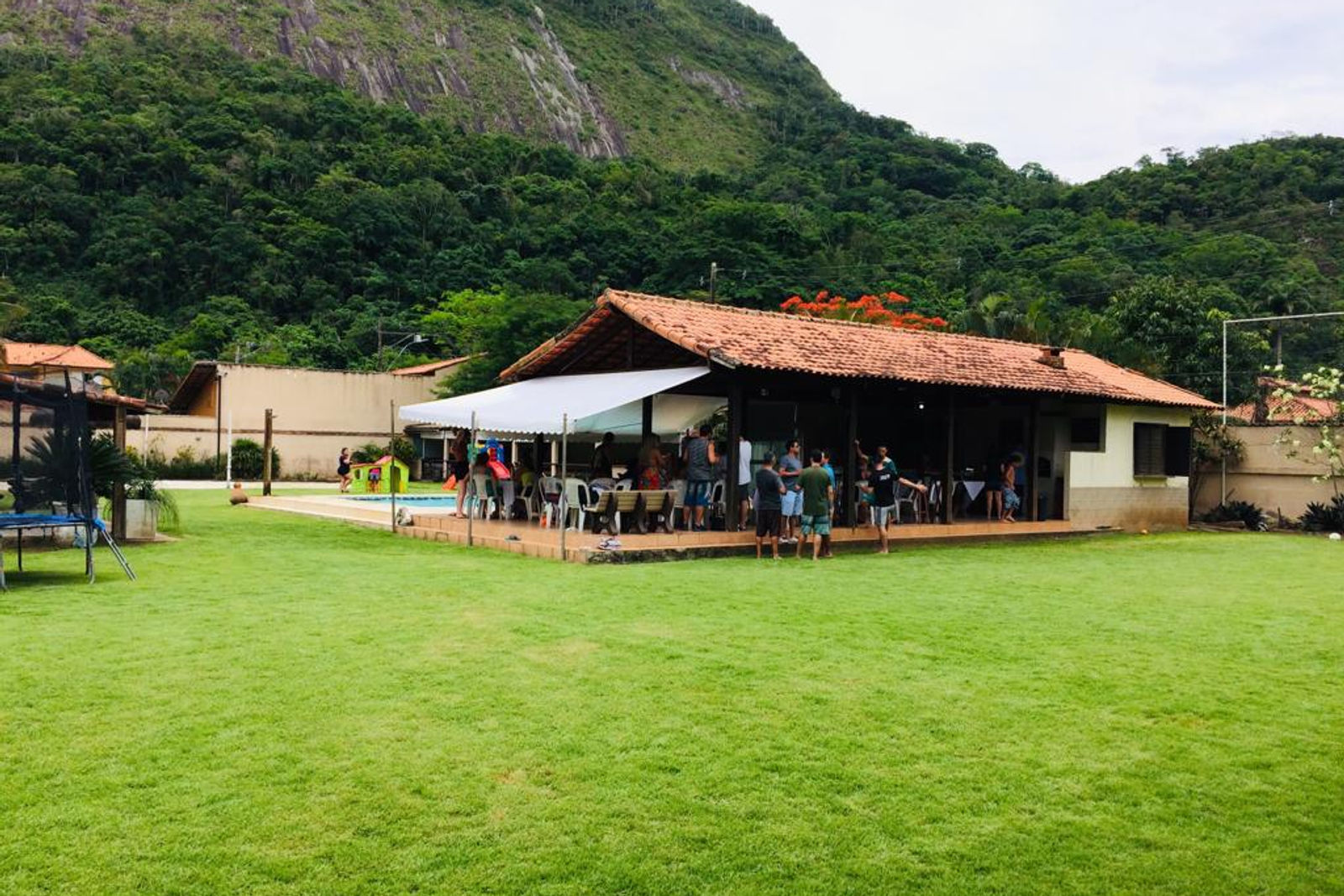 Estrutura da Mansão Niterói 13 — casa de festas em Niterói com piscina e área verde